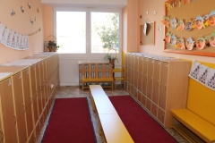 V šatni sú vystavené práce/aktivity, ktoré robili deti počas dňa