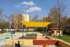 Slnečná plachta nad pieskoviskom