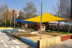 Slnečná plachta nad pieskoviskom