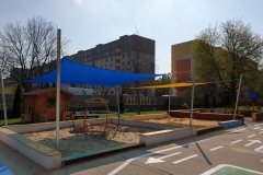 Slnečná plachta nad pieskoviskom