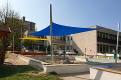 Slnečná plachta nad pieskoviskom