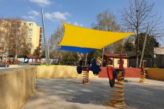 Slnečná plachta nad pieskoviskom