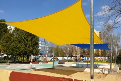 Slnečná plachta nad pieskoviskom
